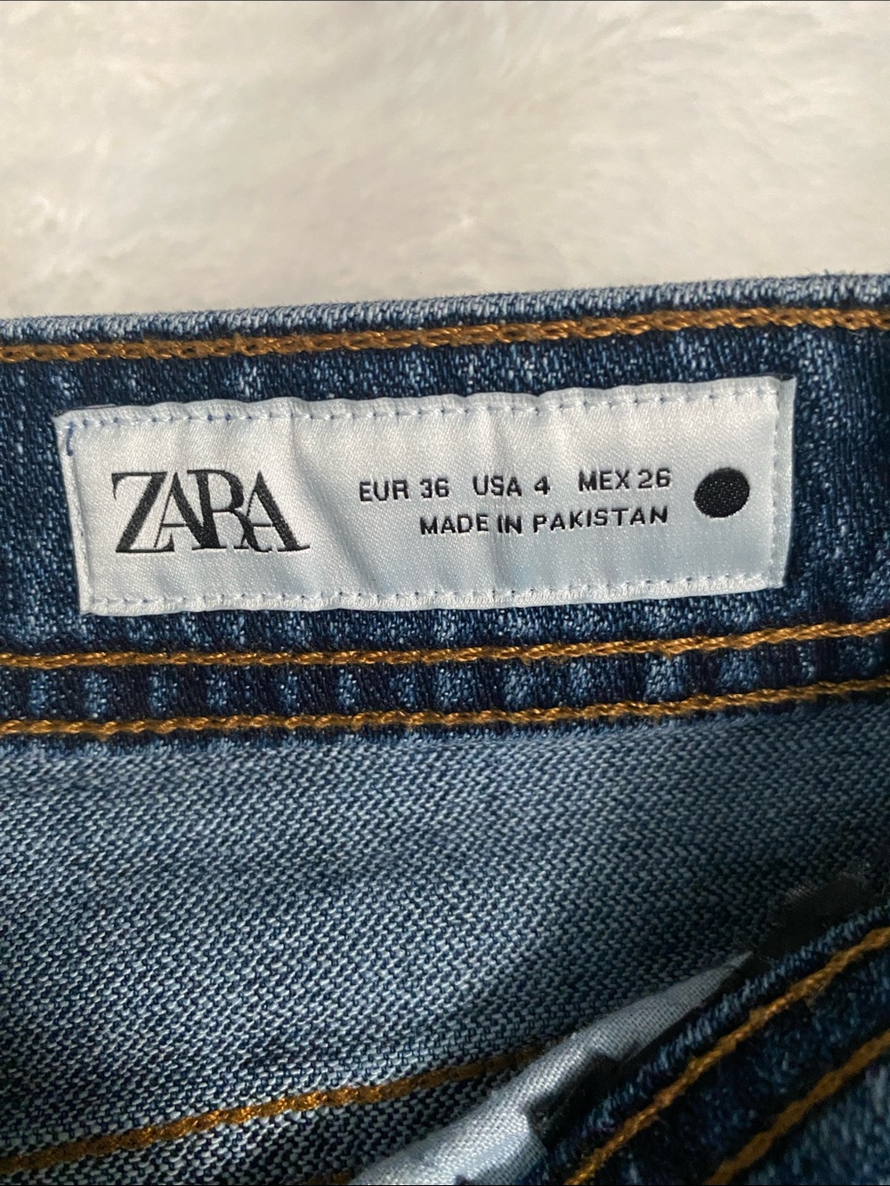 Zara Light Blue Denim Jeans with Contrast Stitching - Picture 2 of 4